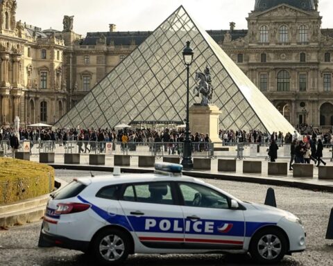 Louvre robbers say organiser was disappointed with €88m haul: 'He expected more